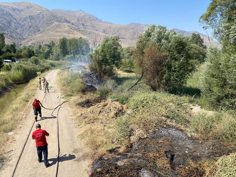 Örtü yangını büyümeden söndürüldü