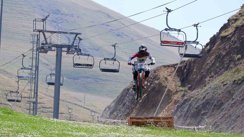 Palandöken’in zirvesinde aşağı pedal çevirdiler