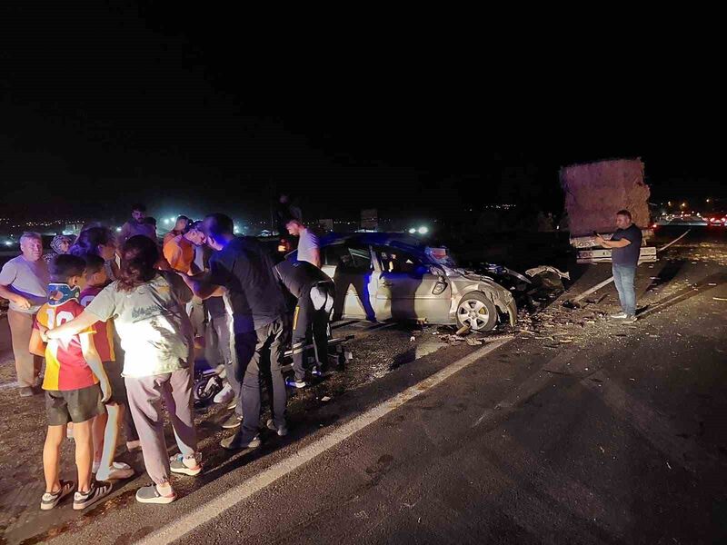 Saman yüklü tır ile otomobil çarpıştı: 8 yaralı