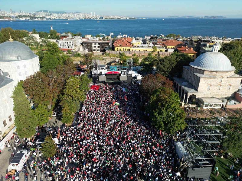 “Şehit Heniyye’den Son Çağrı” mitingi için binlerce kişi Ayasofya Meydanı’nda toplandı