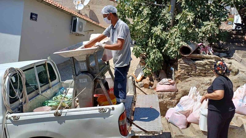 SELÇUK’TA SALÇALAR AİLECE HAZIRLANIYOR,