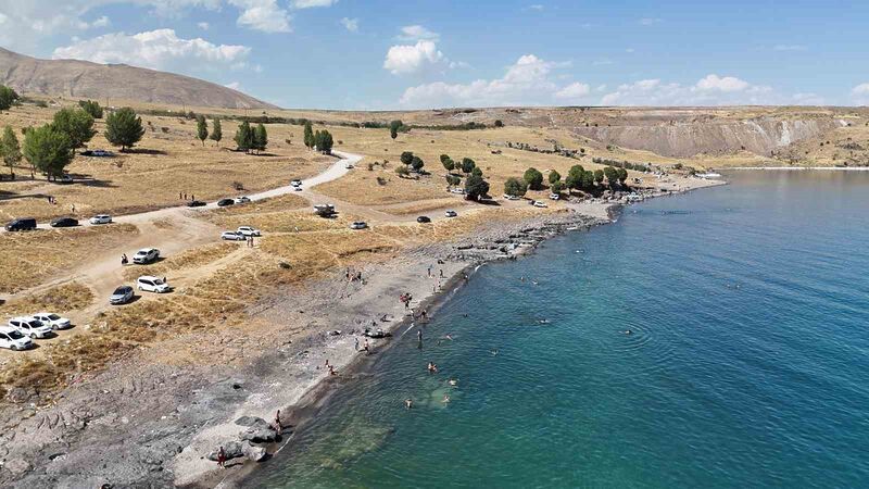 Sıcaktan bunalanlar kendilerini Van Gölü sahillerine attı