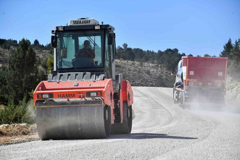 Silifke’de çiftçilerin kullandığı yollar yenileniyor