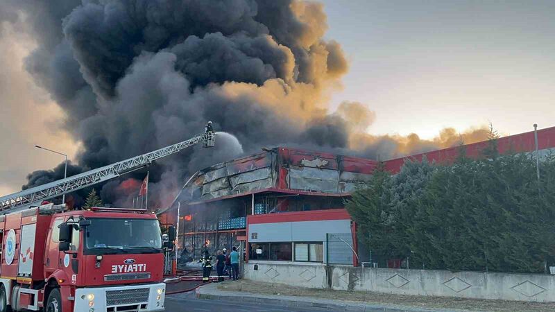 Tekirdağ’da plastik fabrikasındaki yangına birçok ilçeden ekipler sevk edildi