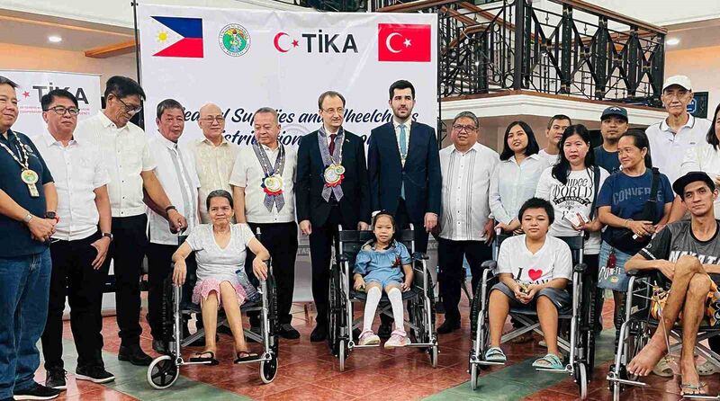 TİKA’dan, Filipinler’deki 900 hastaya ilaç ve 100 engelli bireye tekerlekli sandalye temini