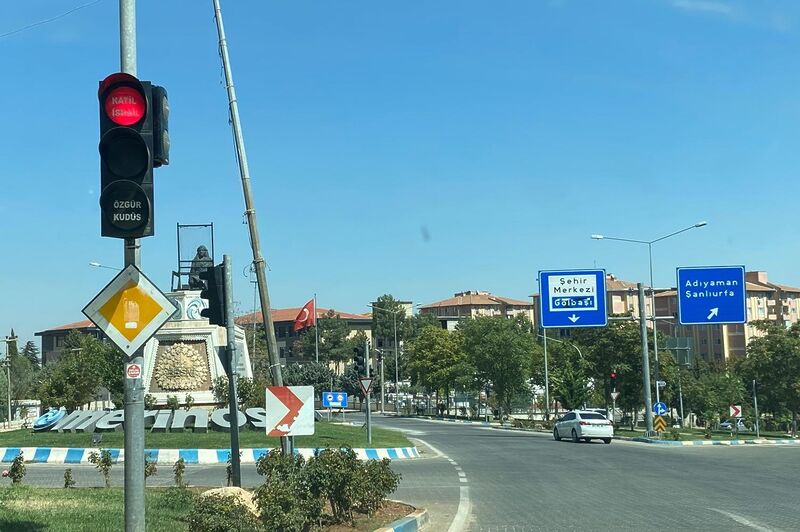 Trafik lambalarına ‘Katil İsrail’ yazısı