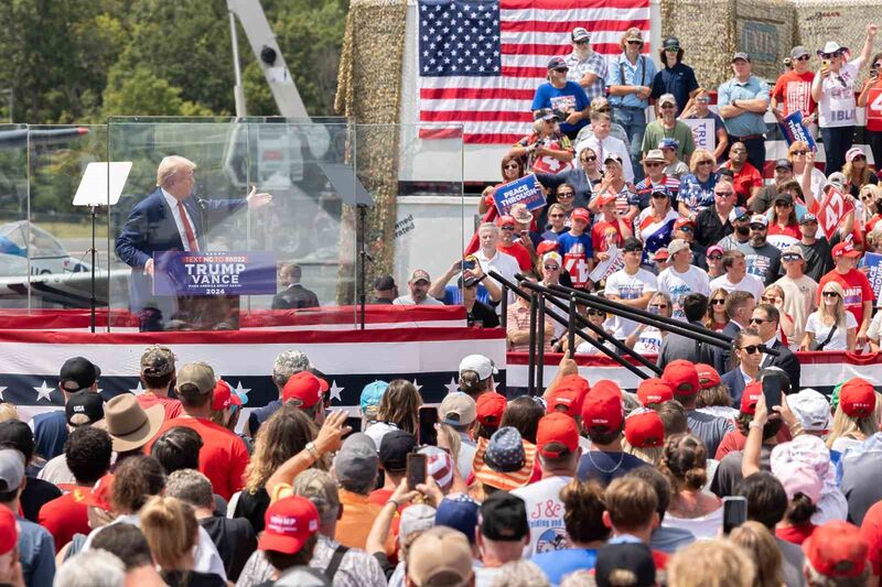 Trump, suikast girişiminin ardından ilk açık hava mitinginde kurşungeçirmez cam arkasında konuştu