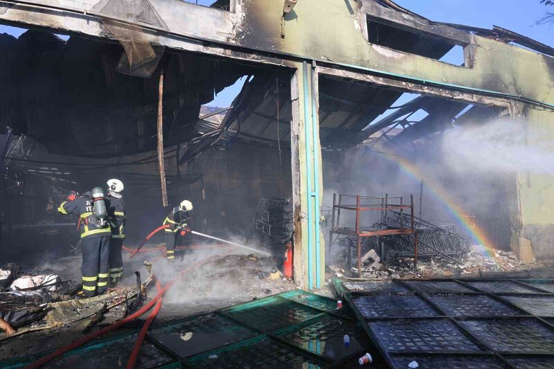 Adana’da mobilyacıda korkutan yangın, iş yeri küle döndü