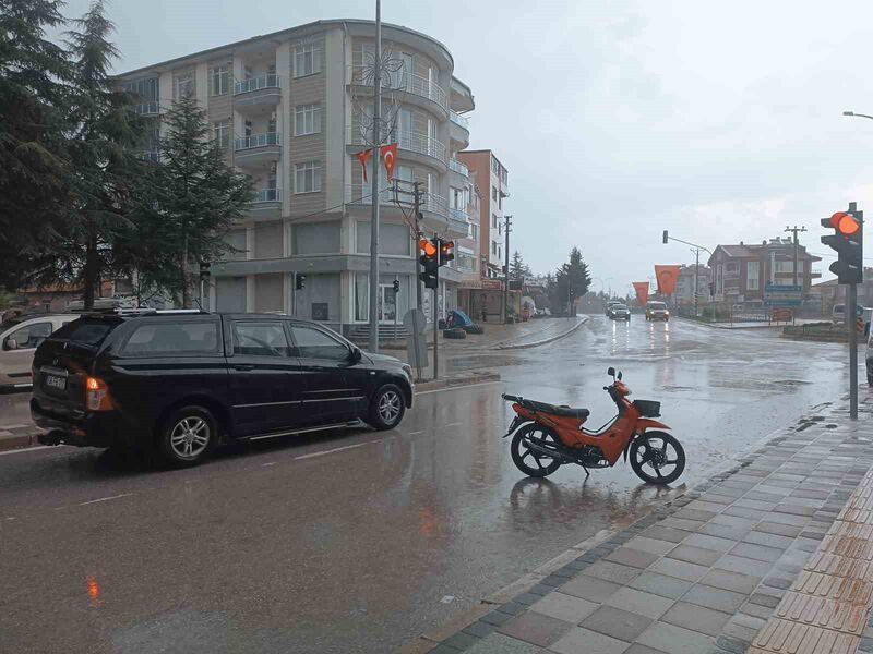 AFYONKARAHİSAR'DA ANİDEN BASTIRAN SAĞANAK