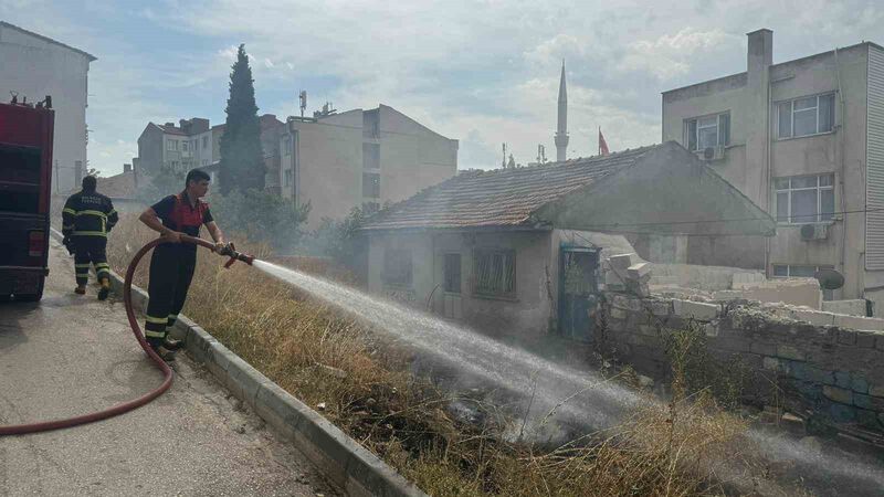 Akaryakıt istasyonu yakınında çıkan yangın paniğe neden oldu