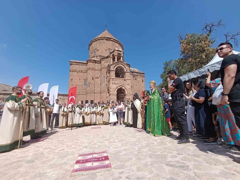 VAN'DAKİ AKDAMAR ADASI'NDA BU