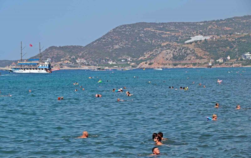 Alanya’da 2 gün aradan sonra güneşi gören tatilciler plajlara akın etti