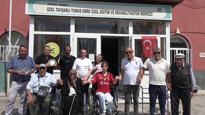 Almanya’dan Kütahya’ya tekerlekli sandalye ve yürüteç getirdiler