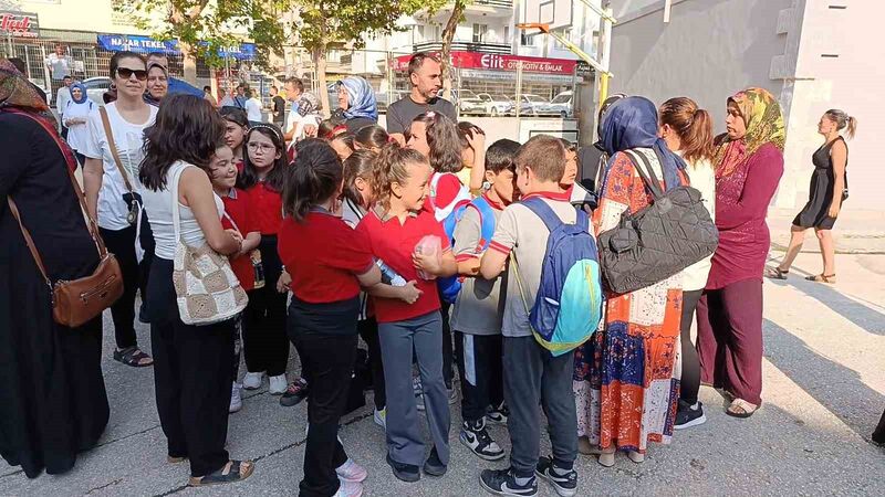 Amasya’da öğretmenleri değişen öğrenciler ve velilerinden okul bahçesinde protesto