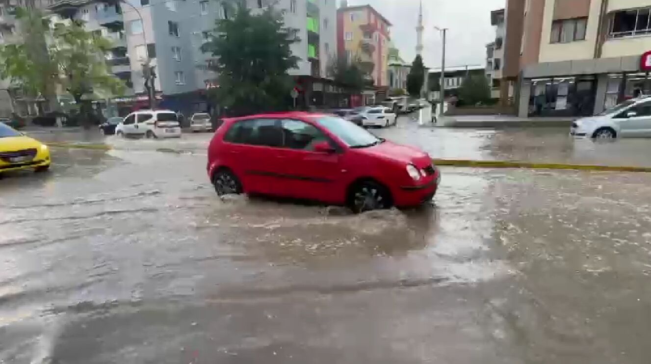 ESKİŞEHİR’DE KUVVETLİ SAĞANAK YAĞIŞIN ANİDEN ETKİSİNİ GÖSTERMESİYLE BİRLİKTE KENTİN PEK