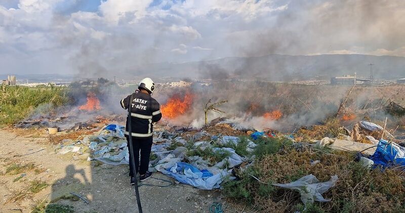 HATAY’DA ÇIKAN ÇÖP YANGINI İTFAİYE EKİPLERİ TARAFINDAN SÖNDÜRÜLDÜ.