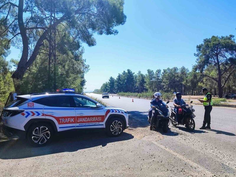 ANTALYA VE İLÇELERİNDE JANDARMA EKİPLERİNİN MOTOSİKLETLİLERE GERÇEKLEŞTİRDİĞİ DENETİMLERDE KURALLARA UYMAYAN