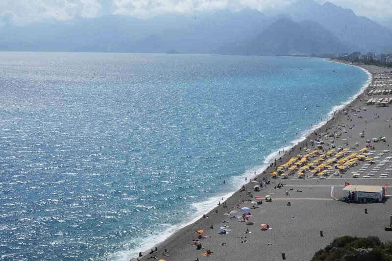 Antalya’da tatilciler dalgalarla keyifli dakikalar yaşadı