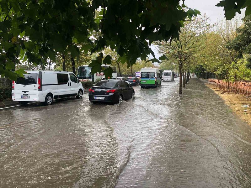 Araçlar suda mahsur kaldı: Koltuk suya kapıldı