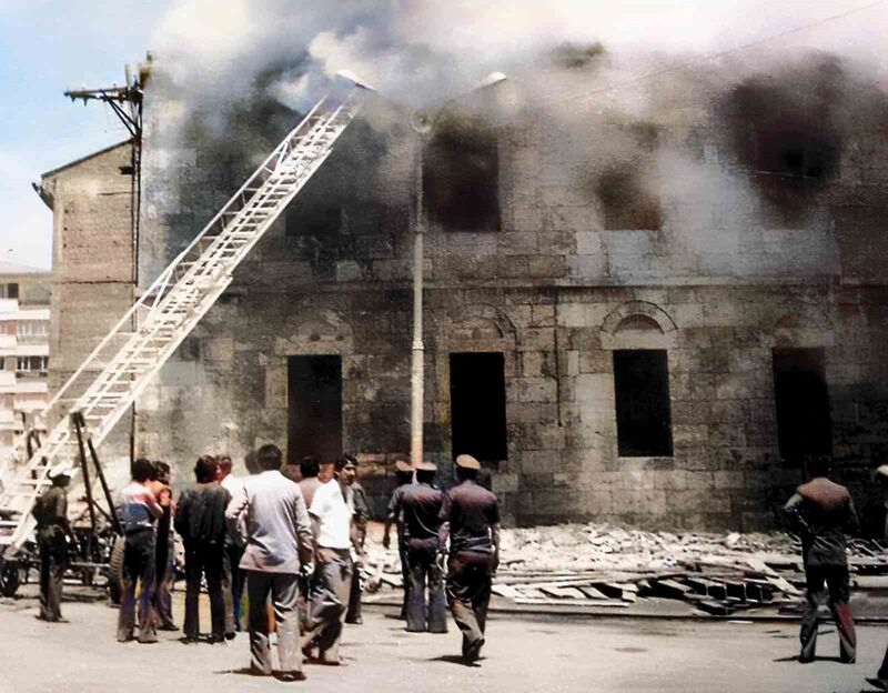 SİVAS’TA, 1978 YILINDA MEYDANA GELEN YANGINDA ARKADAŞLARINI KURTARMAK İSTERKEN ŞEHİT