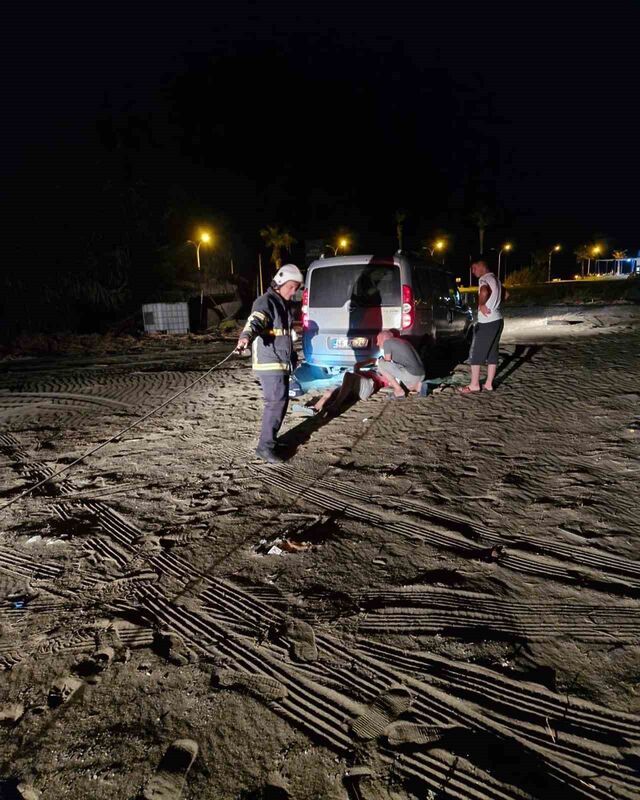 HATAY'DA PLAJDA KUMA BATARAK