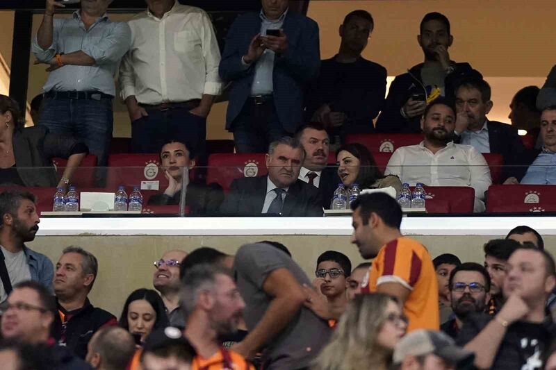 Bakan Osman Aşkın Bak, Galatasaray – PAOK maçını takip etti