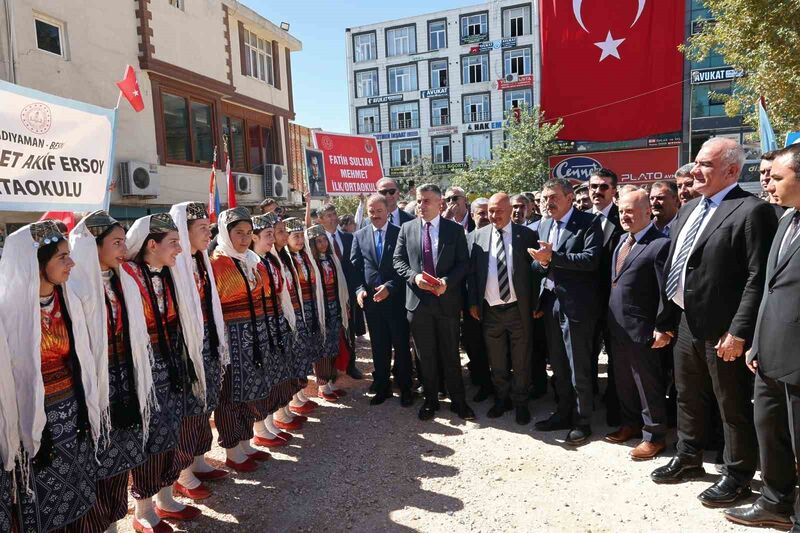 Bakan Tekin, Besni Eğitim Bayramı’na katıldı