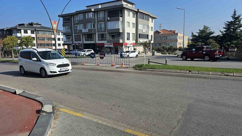 BANDIRMA'DA YOL KAPANINCA VATANDAŞLAR