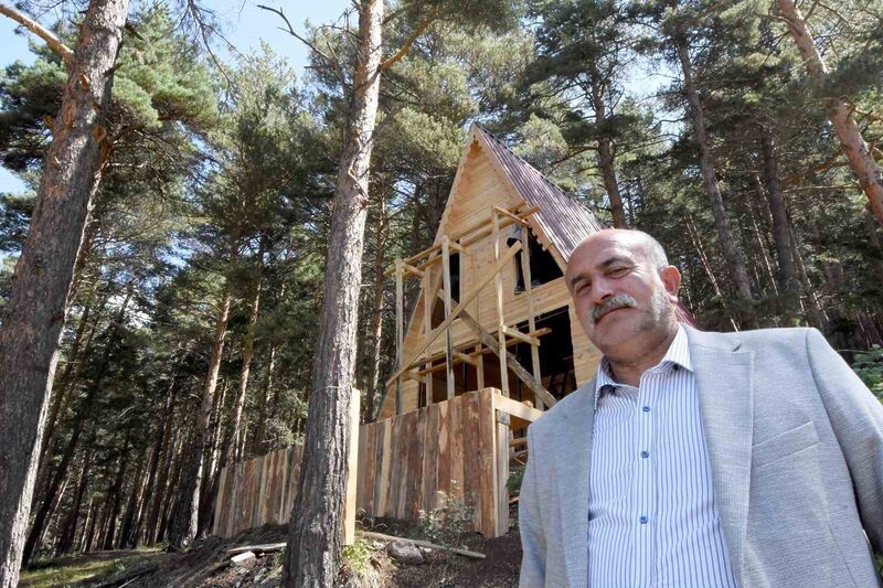 ŞENKAYA BELEDİYE BAŞKANI GÖRBİL ÖZCAN, SARIÇAM AĞAÇLARI İÇERİSİNDE MUHTEŞEM DOĞASI