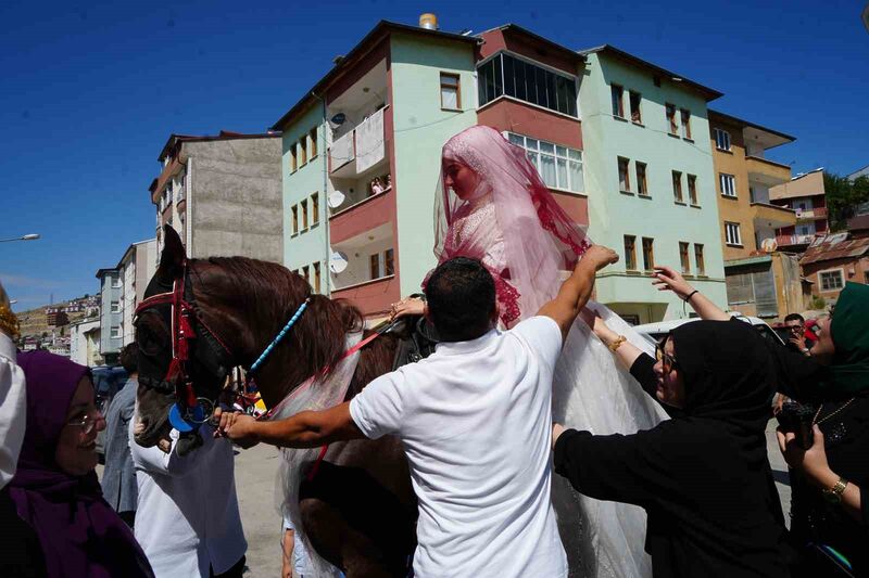 Bayburt’ta yapılan bir düğünde “Gelin ata binmiş ya nasip demiş” atasözü gerçek oldu