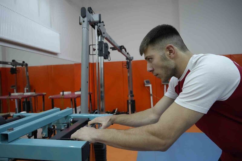 Bilek güreşini bırakmak üzereyken antrenörünün desteğiyle dünya sahnesine çıktı