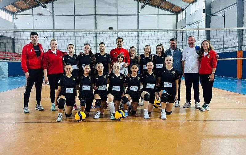 Çaycumaspor Voleybol Küçük Kızlar Takımı, Karadeniz Ereğli’yi 3-0 mağlup etti