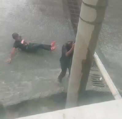 ESKİŞEHİR'DE KUVVETLİ SAĞANAK YAĞIŞ SONRASI SOKAKLARDA VE YOL KENARLARINDA OLUŞAN