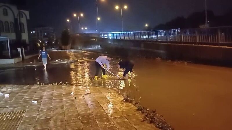 Çorum’da sağanak yağış hayatı olumsuz etkiledi: Yollar dereye döndü, ev ve iş yerlerini su bastı