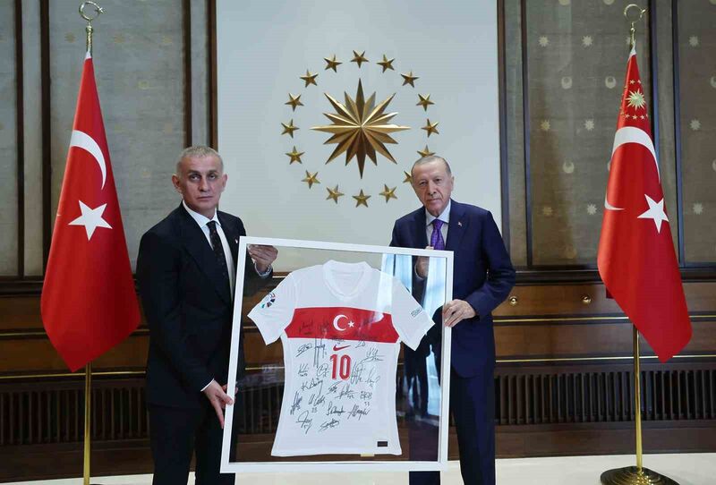 Cumhurbaşkanı Erdoğan, TFF Başkanı Hacıosmanoğlu ile beraberindekileri kabul etti