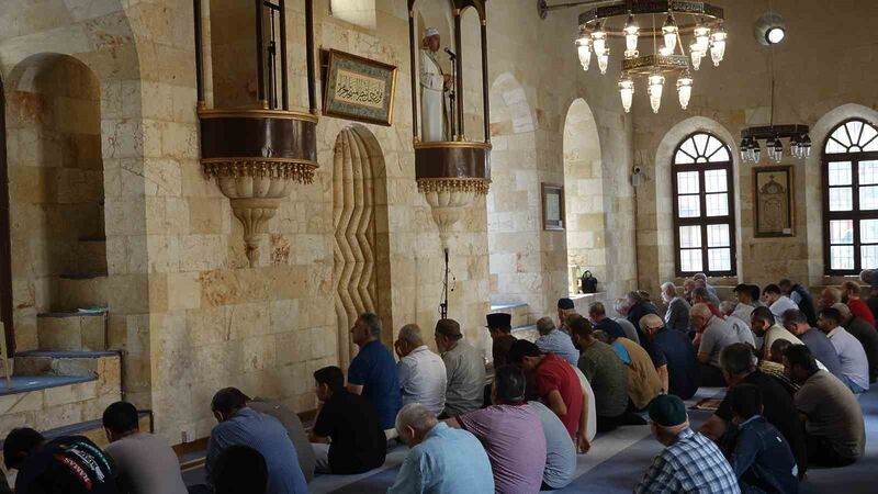 Deprem sonrası ibadete kapatılan Kozluca Camii yeniden cemaatine kavuştu