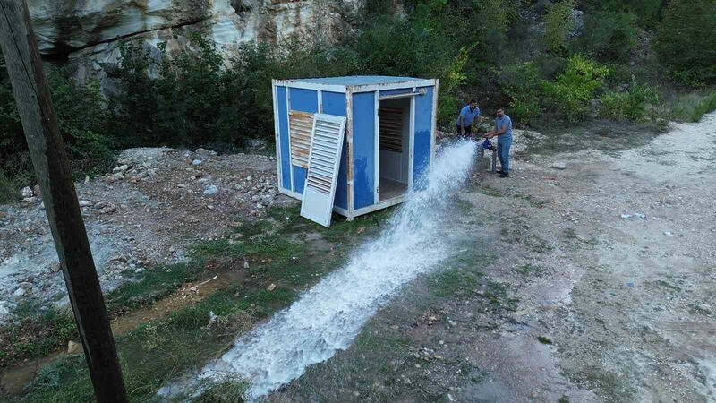 Depremle birlikte 11 kuyudan 6’sının kuruduğu mahallede, saniyede 8 litre su çıkan yeni kuyu yüzleri güldürdü