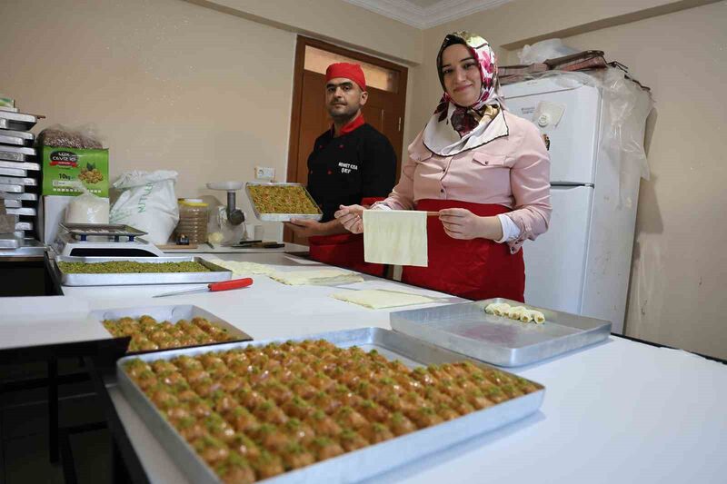 Depremzede çiftin aşk baklavası