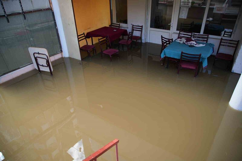 METEOROLOJİ GENEL MÜDÜRLÜĞÜ'NÜN UYARILARININ ARDINDAN EDİRNE'DE ETKİLİ OLAN SAĞANAK YAĞIŞ,