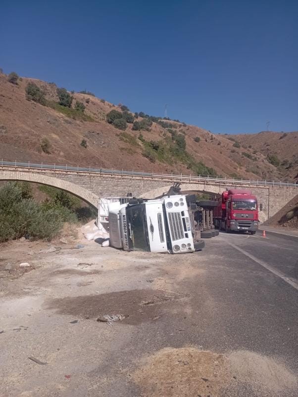 ELAZIĞ’DA TIRIN DEVRİLMESİ SONUCU