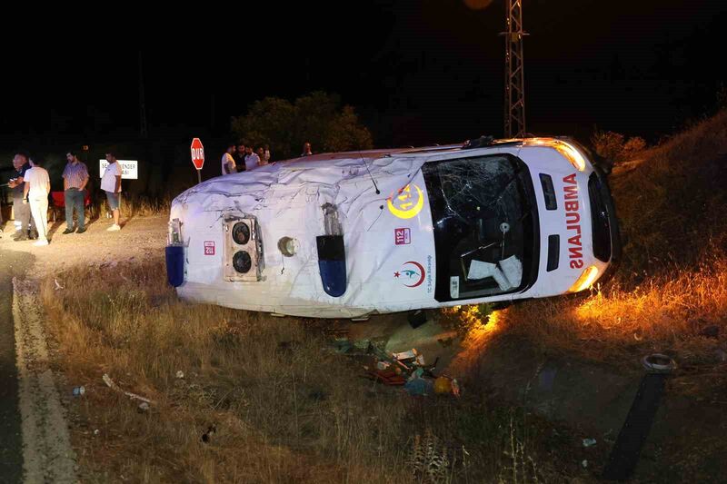 Elazığ’da ambulans şarampole devrildi: 3 yaralı