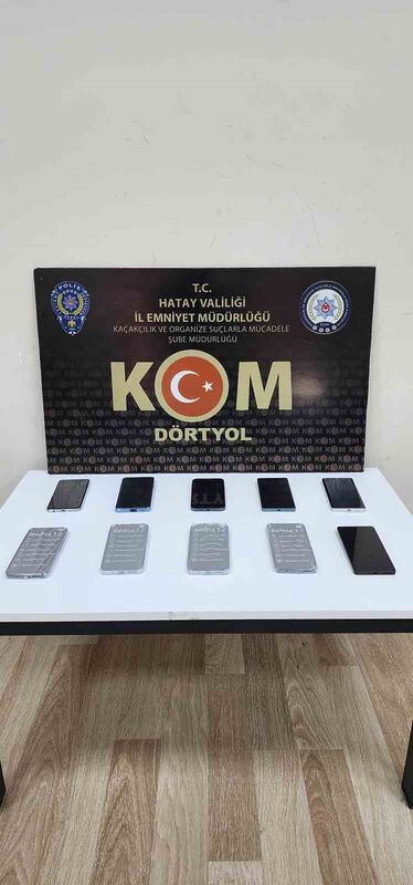 Erzin’de 10 kaçak cep telefonu ele geçirildi