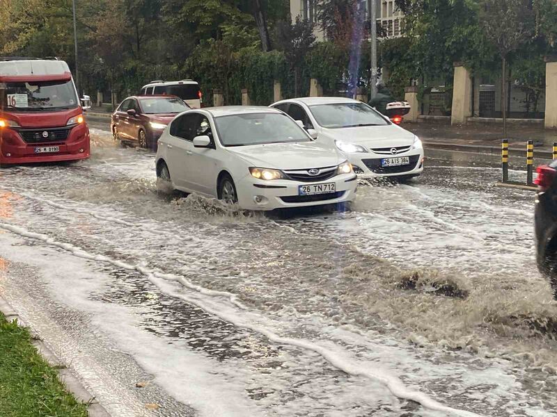 Eskişehir güne yağmurla uyandı