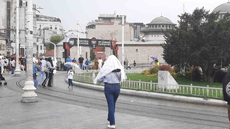 İSTANBUL'DA ETKİSİNİ GÖSTEREN YAĞIŞ