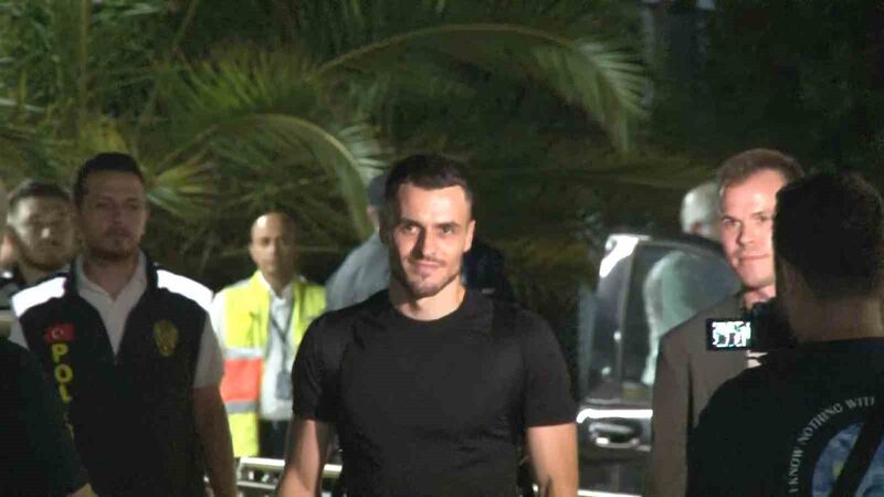 Fenerbahçe’nin yeni transferi Filip Kostic, İstanbul’a geldi