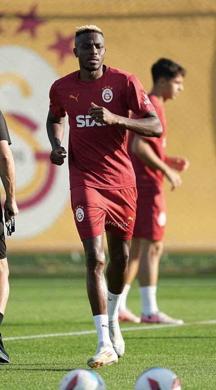 Galatasaray’da Victor Osimhen ilk antrenmanına çıktı