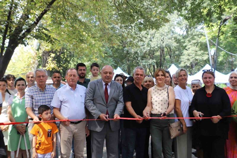 Gönen’de 16. Ulusal Oya ve Çeyiz Festivali coşkuyla başladı