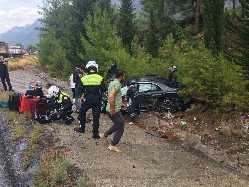 ISPARTA-ANTALYA KARA YOLUNDA SEYİR HALİNDEYKEN KAMYONLA ÇARPIŞAN OTOMOBİLDEKİ 1'İ AĞIR