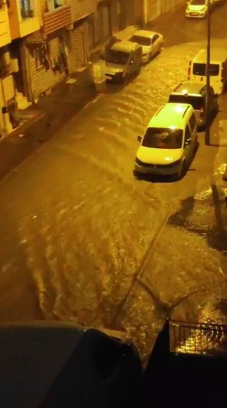 İstanbul’da sağanak etkili oldu, yollar dereye döndü