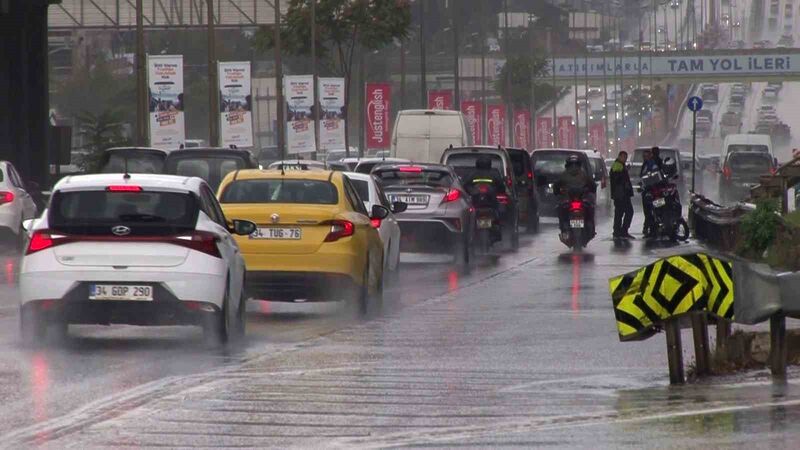 YAĞMURA HAZIRLIKSIZ YAKALANAN VATANDAŞLAR